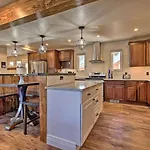 Spacious Home With Hot Tub