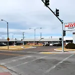 Ski\'S Western Motel