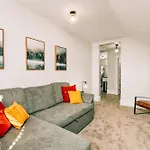 The Larks Nest - A Gem In A Tranquil Neighborhood