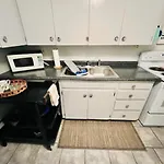 Charming 1-Bedroom Apartment In Great Neighborhood