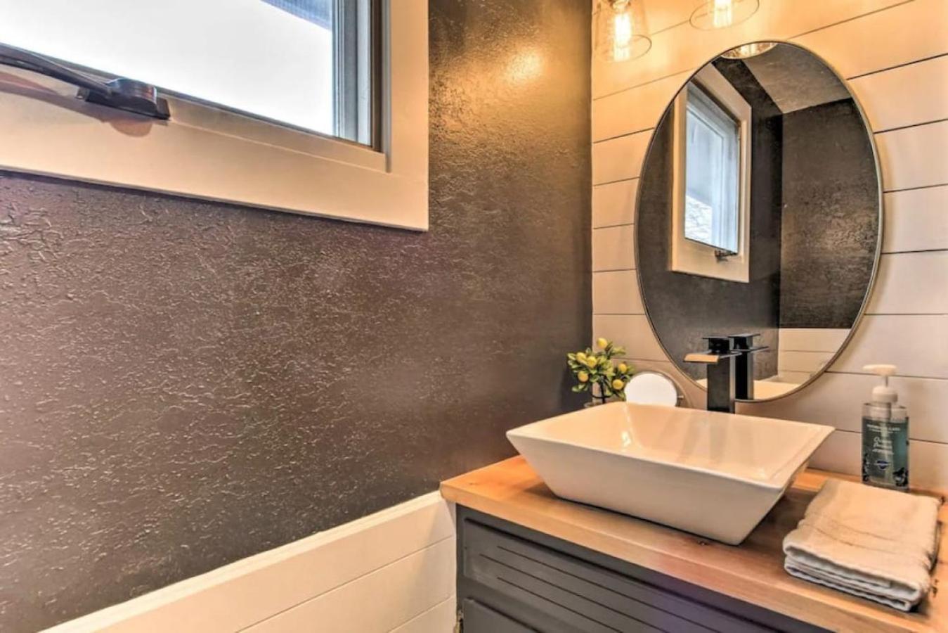 Holiday home Sleek Retreat *