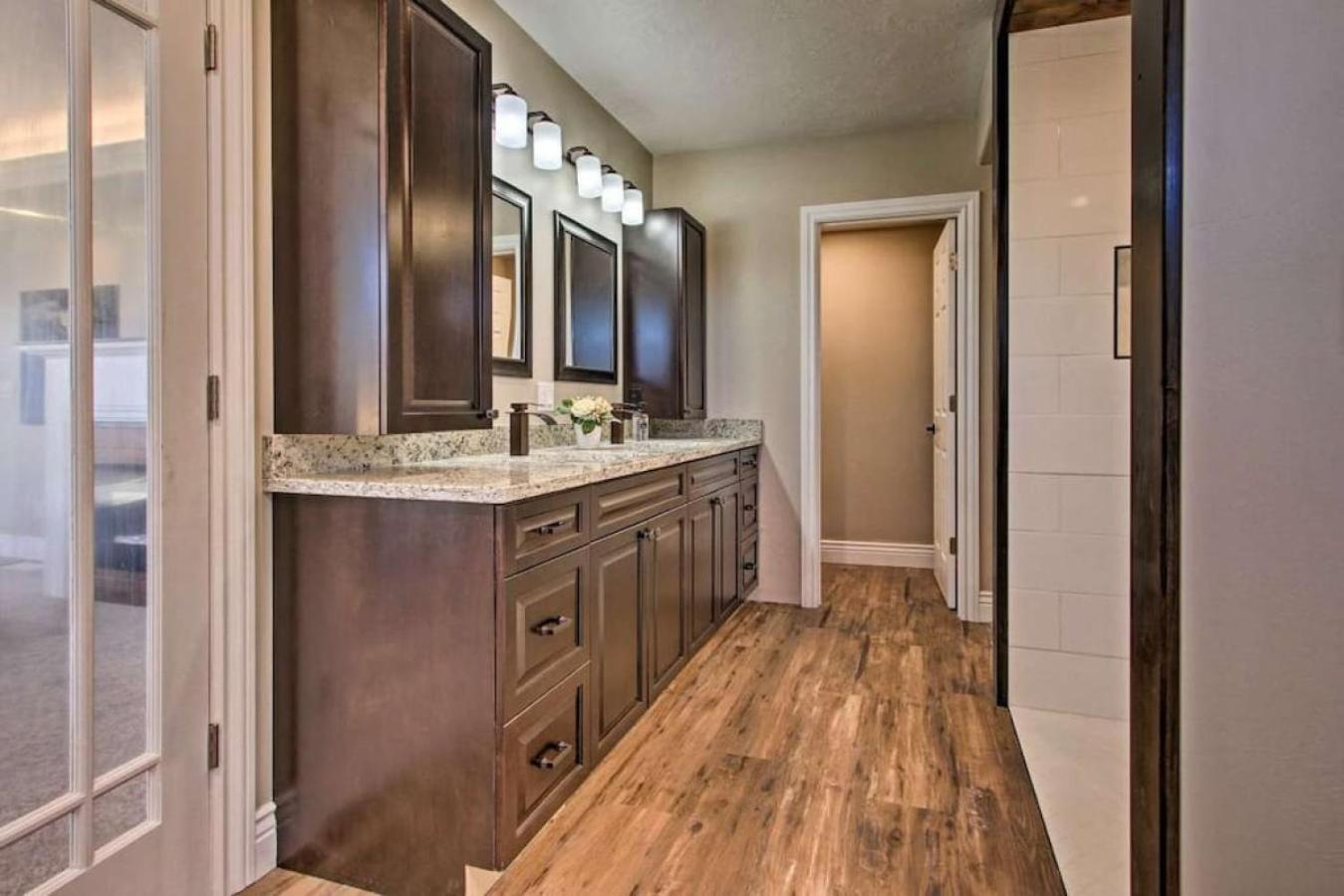 Spacious With Hot Tub *