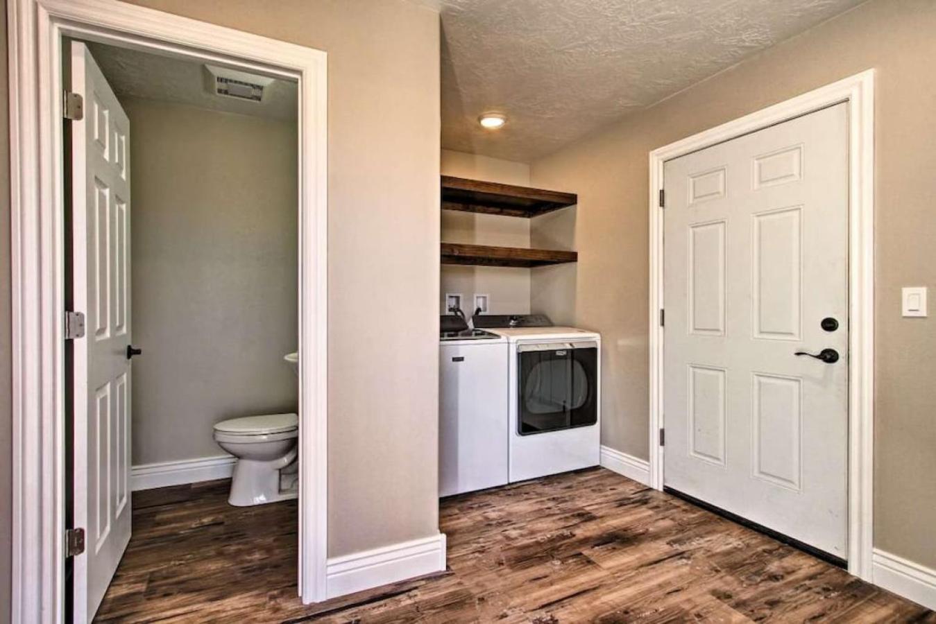 Spacious With Hot Tub *