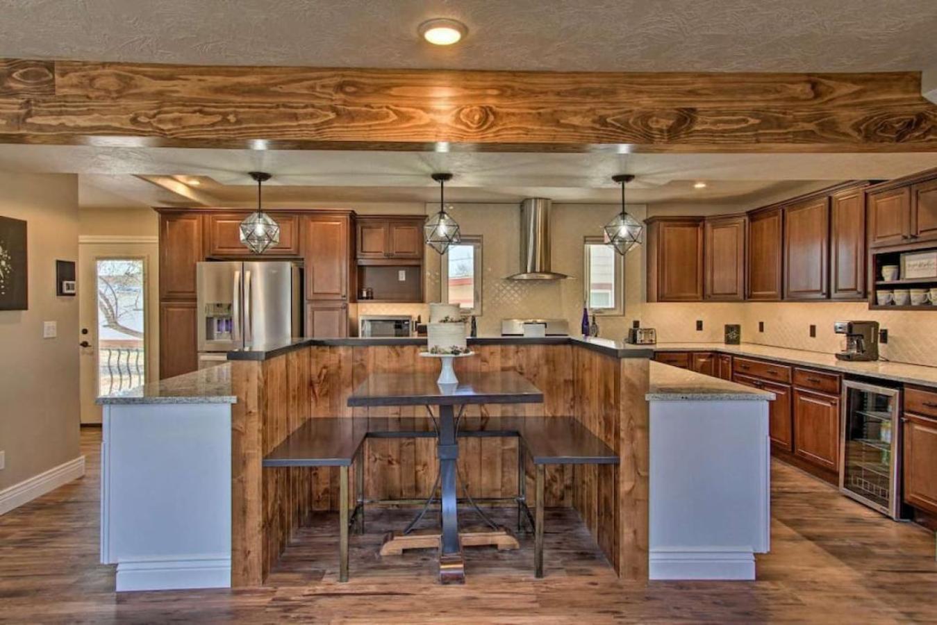 Spacious With Hot Tub