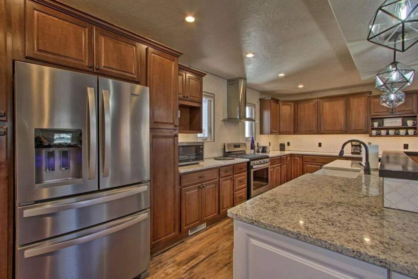 Spacious With Hot Tub Holiday home *