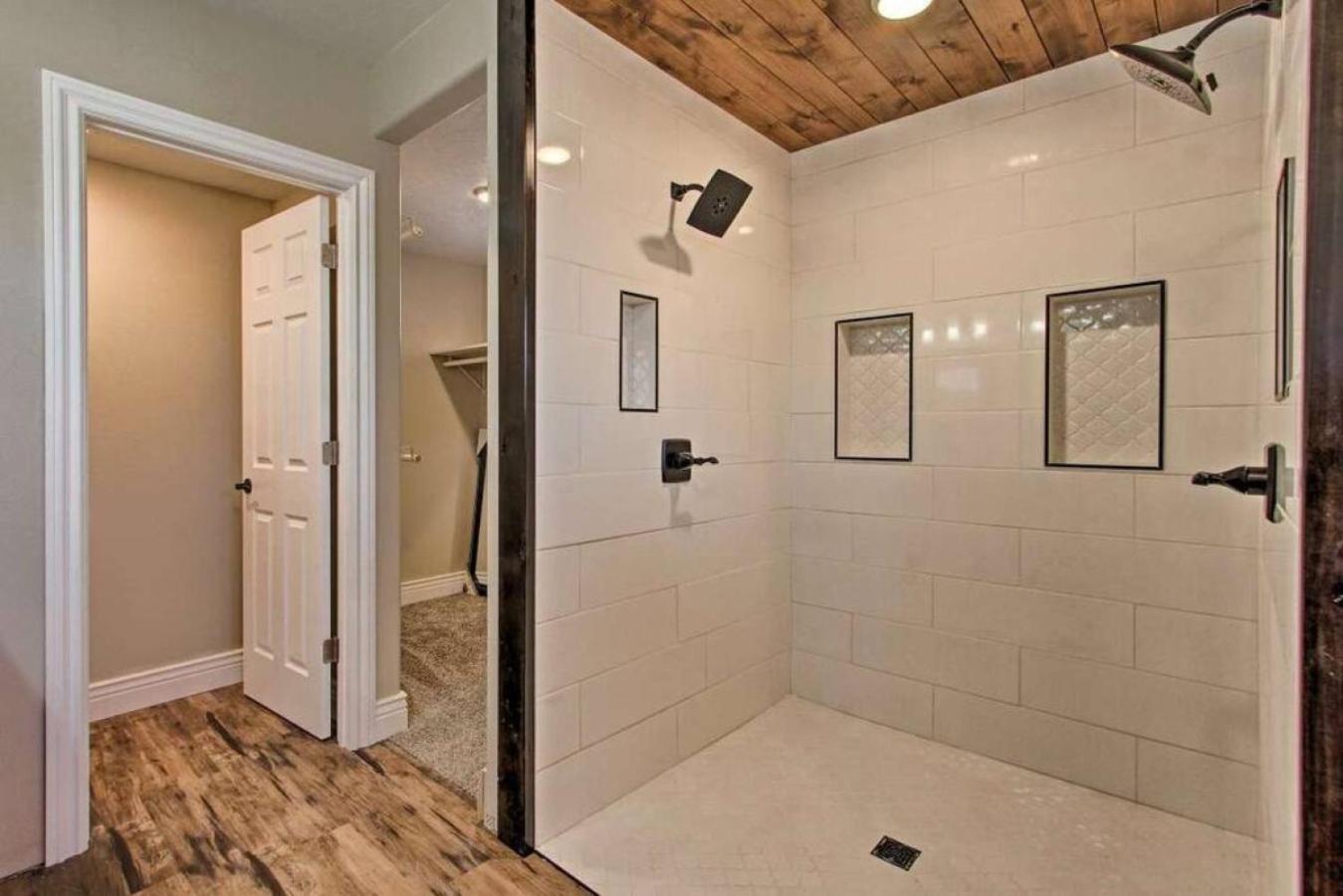 Spacious With Hot Tub *