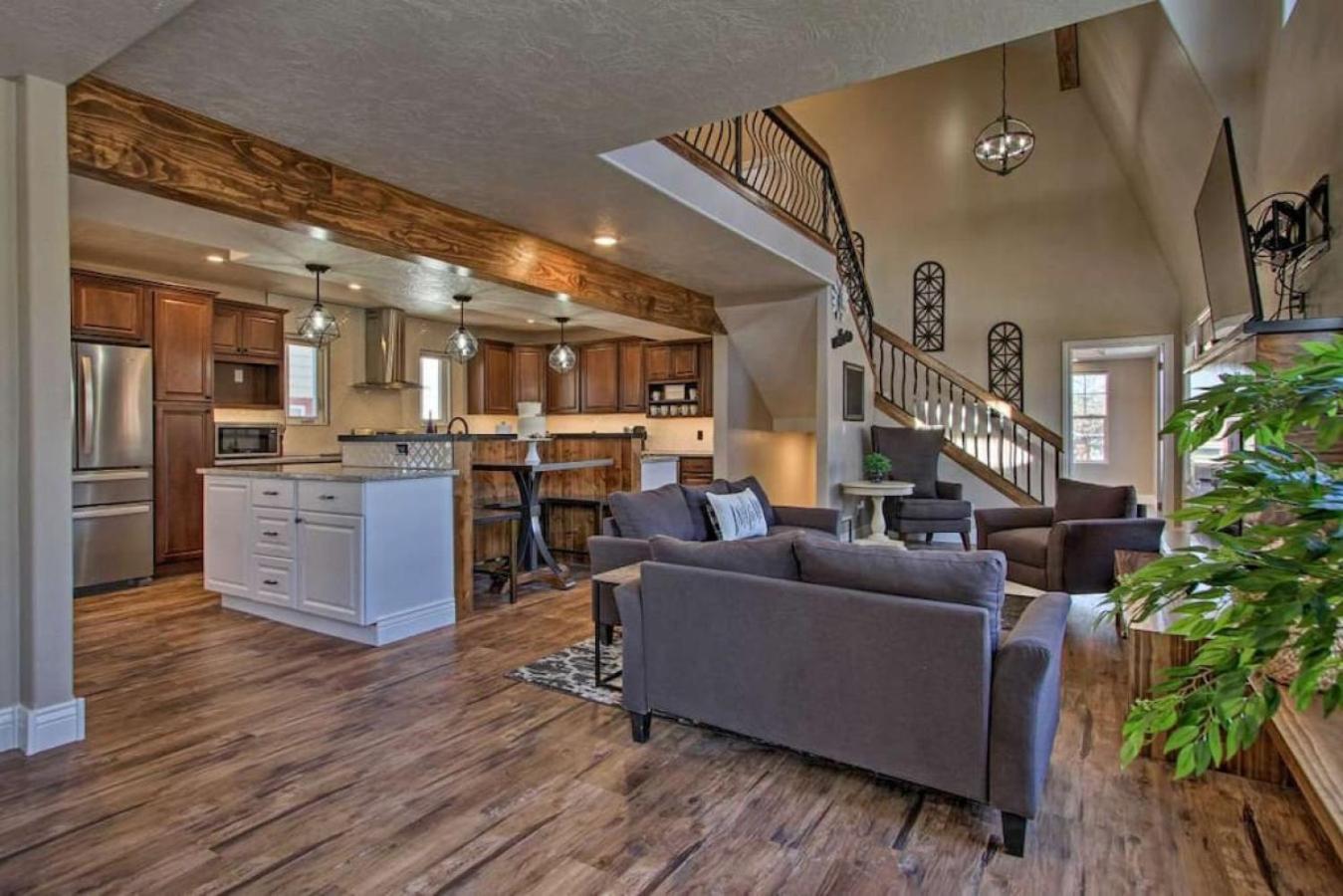 Spacious With Hot Tub