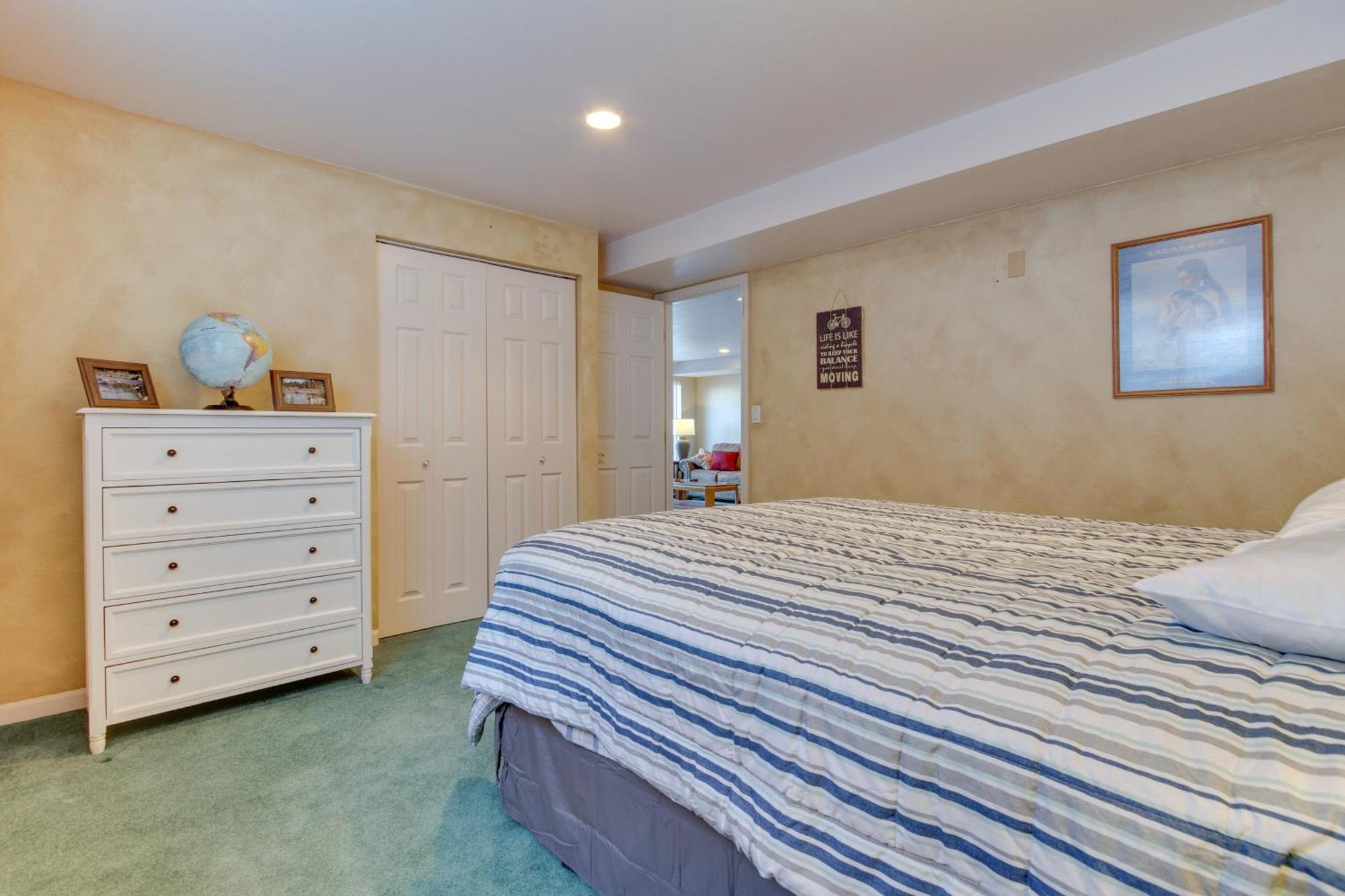 Inviting With Wraparound Deck! Holiday home Great Falls
