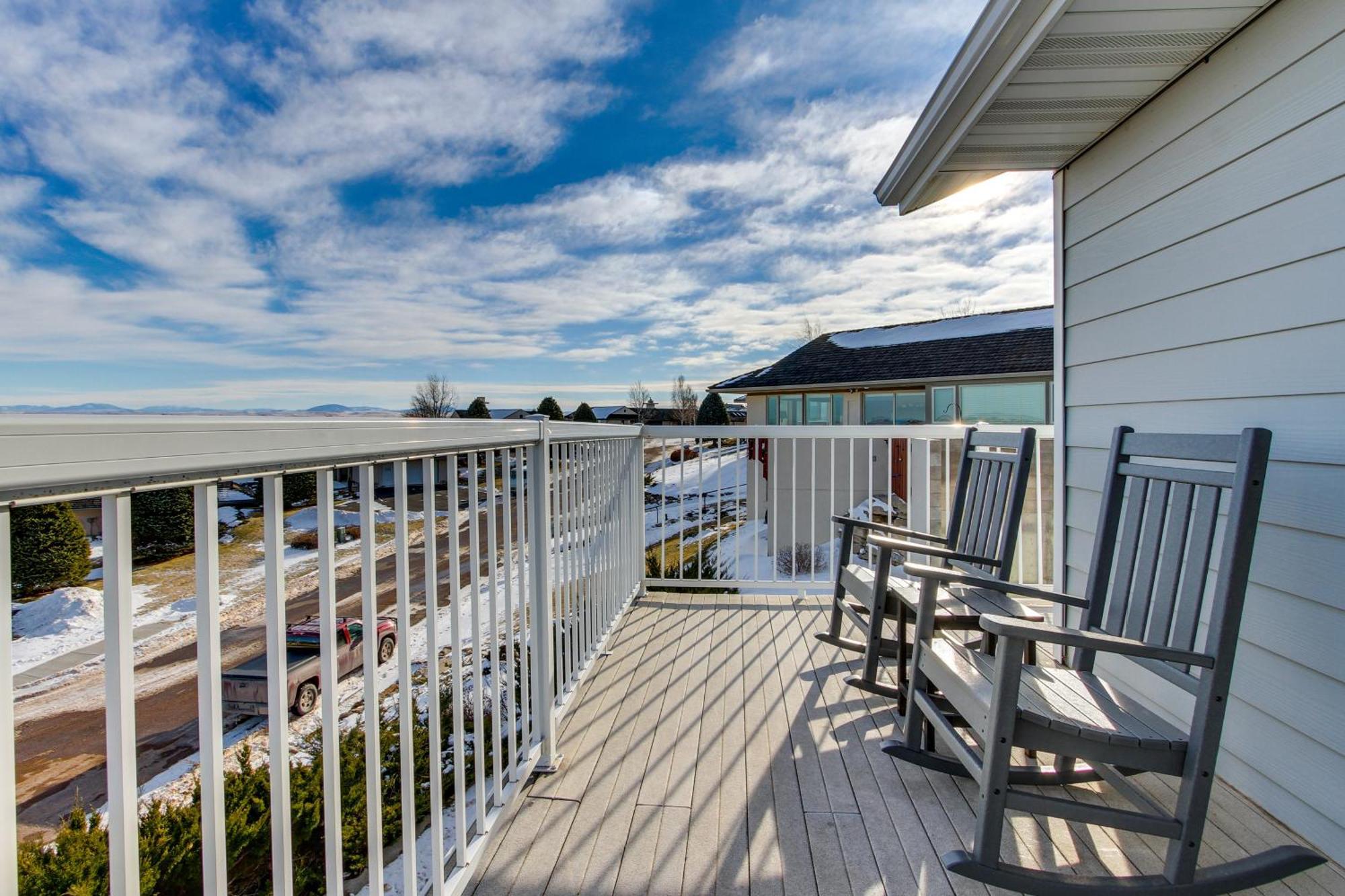 Inviting With Wraparound Deck! Holiday home Great Falls