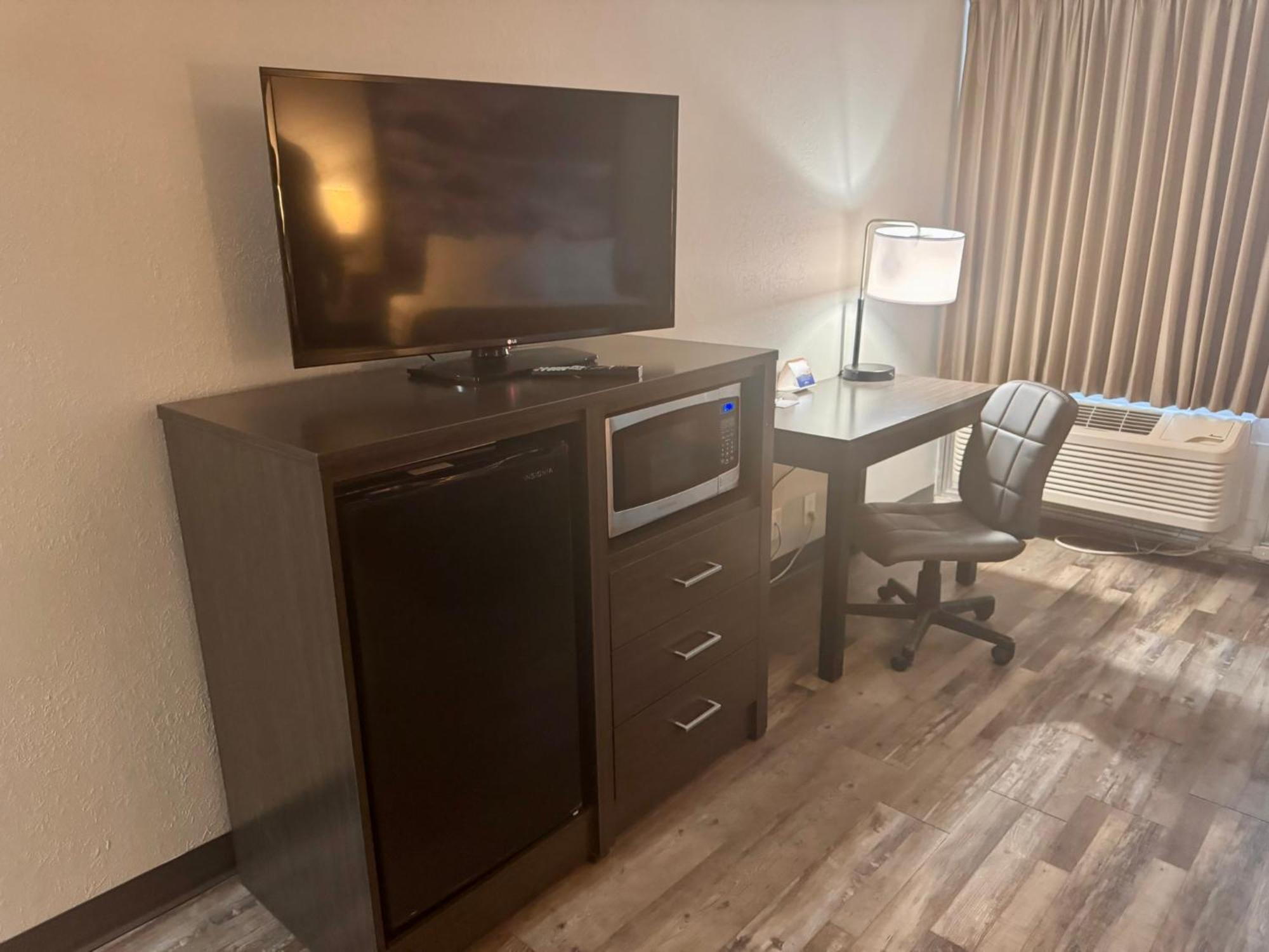 Super 8 By Wyndham Center