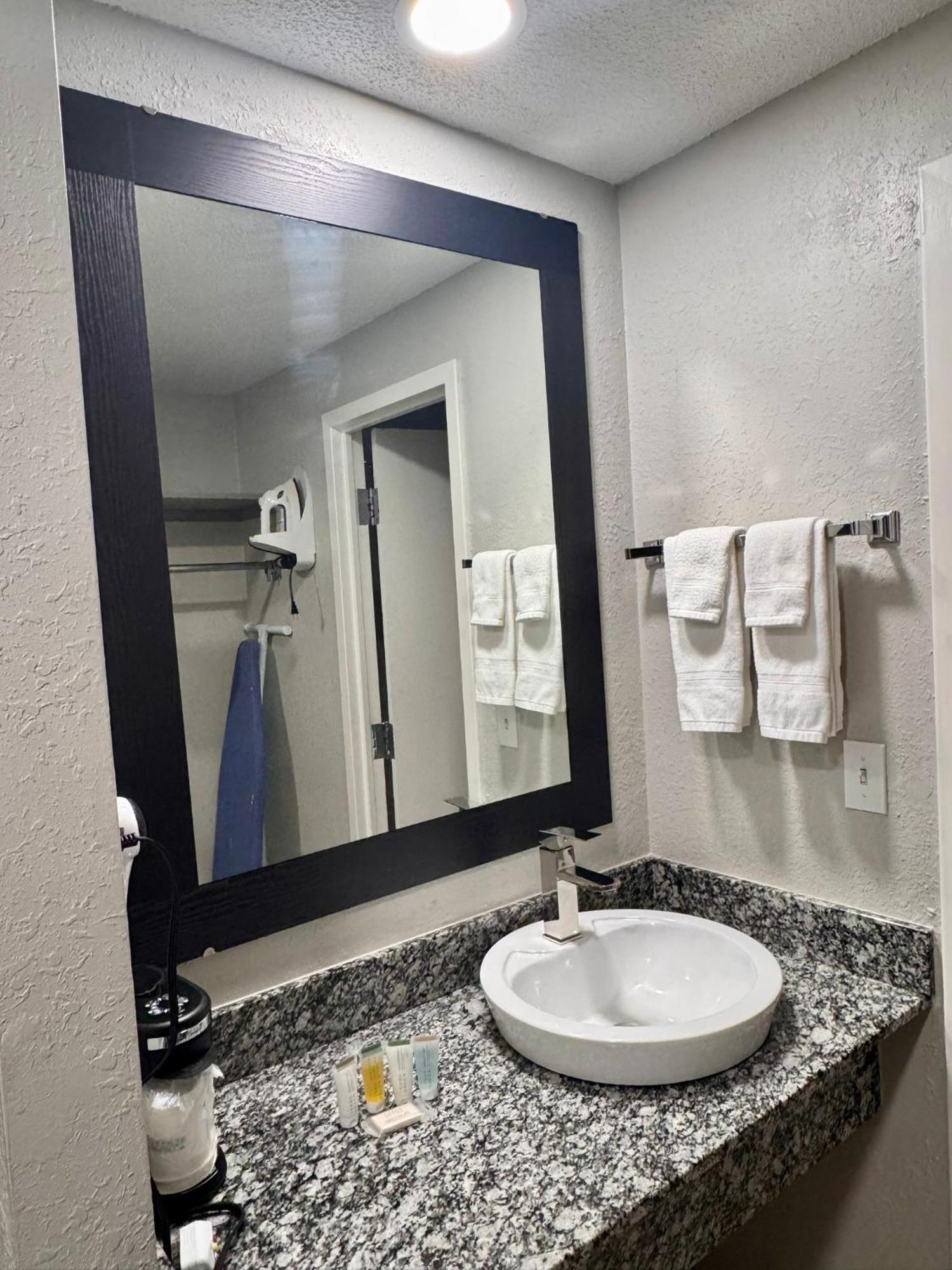 Super 8 By Wyndham Center Hotel Great Falls