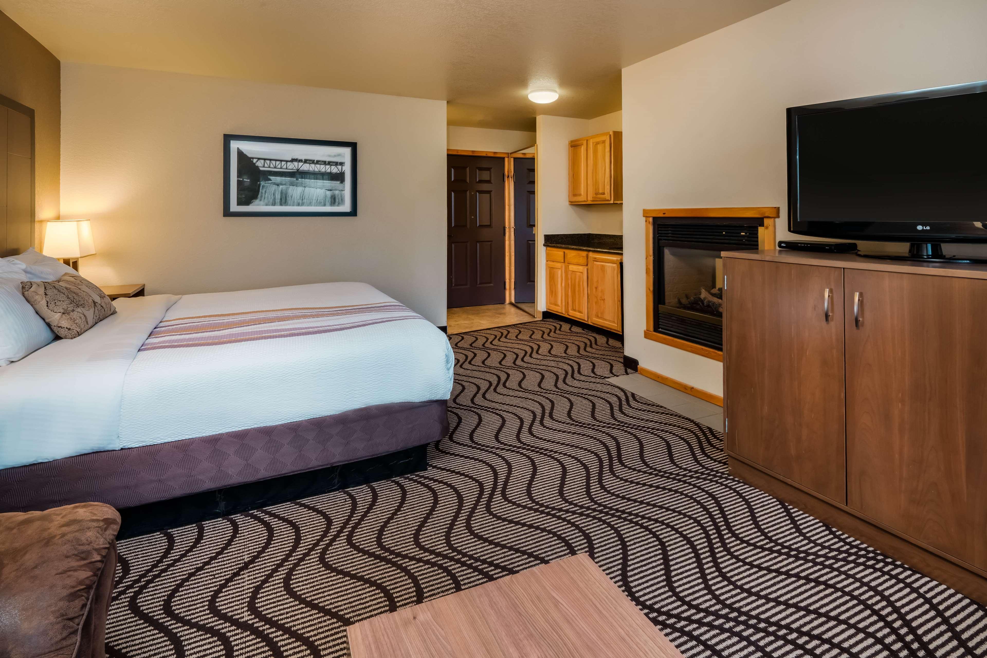 Western Riverfront And Hotel Great Falls