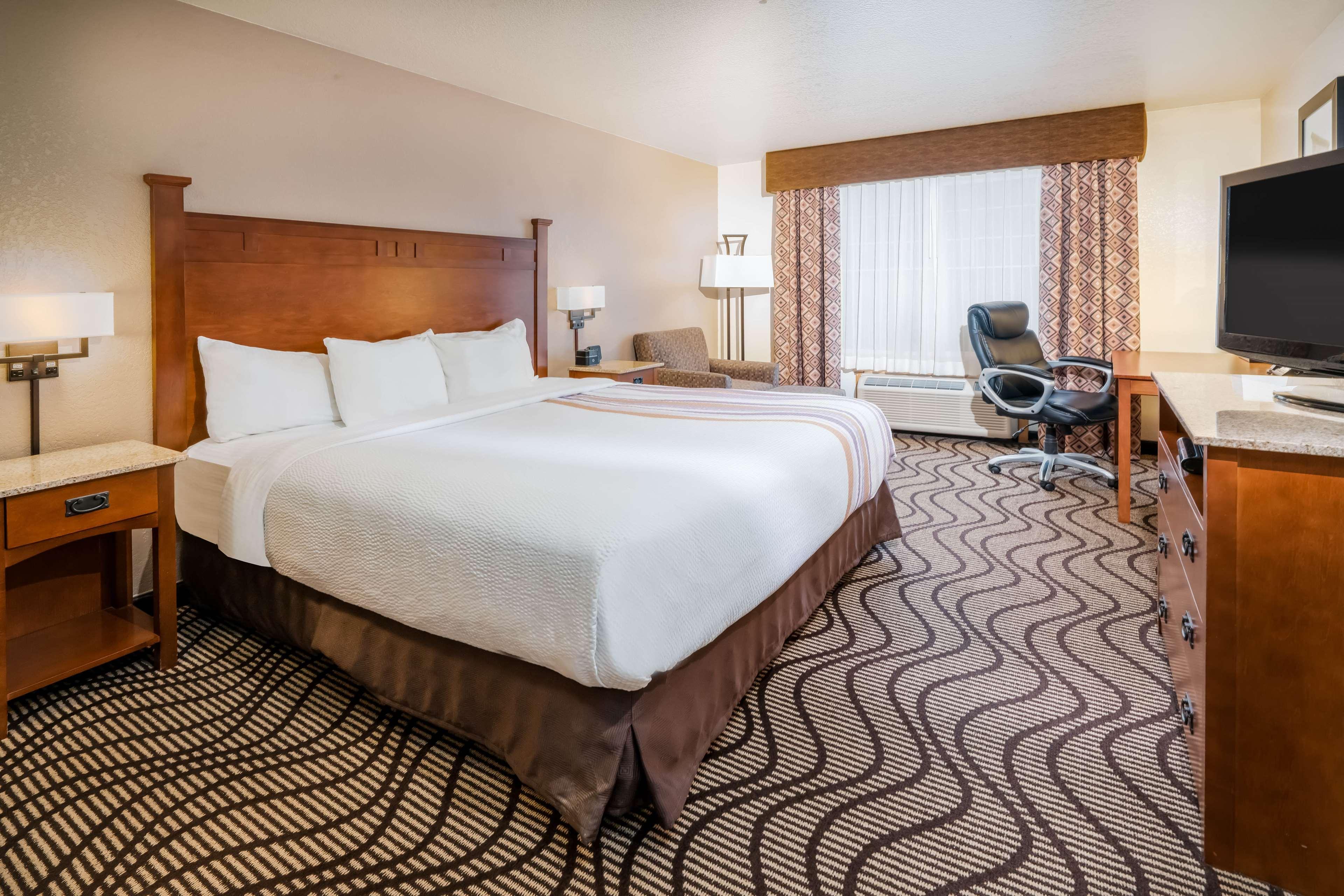 Hotel Western Riverfront And 3*