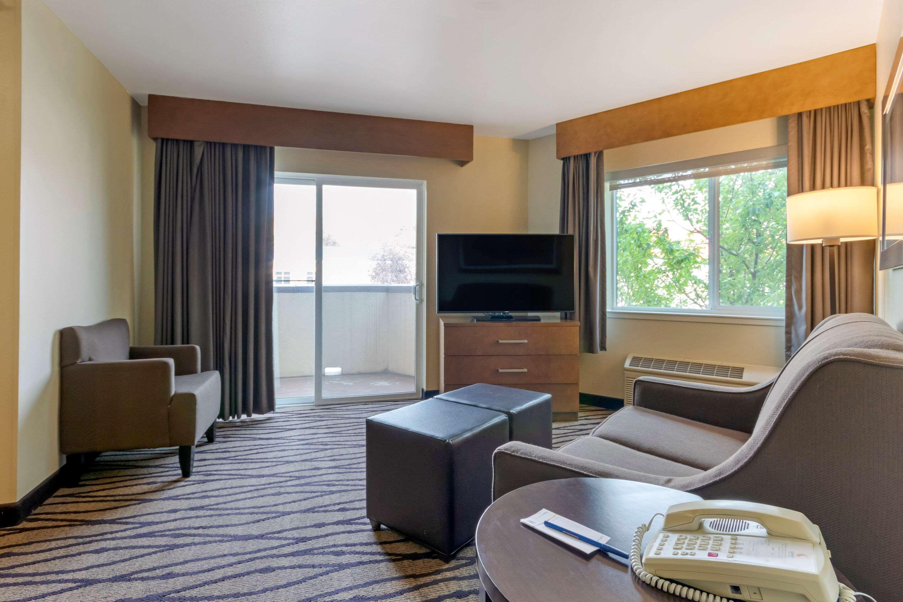 Comfort & Market - Airport Hotel