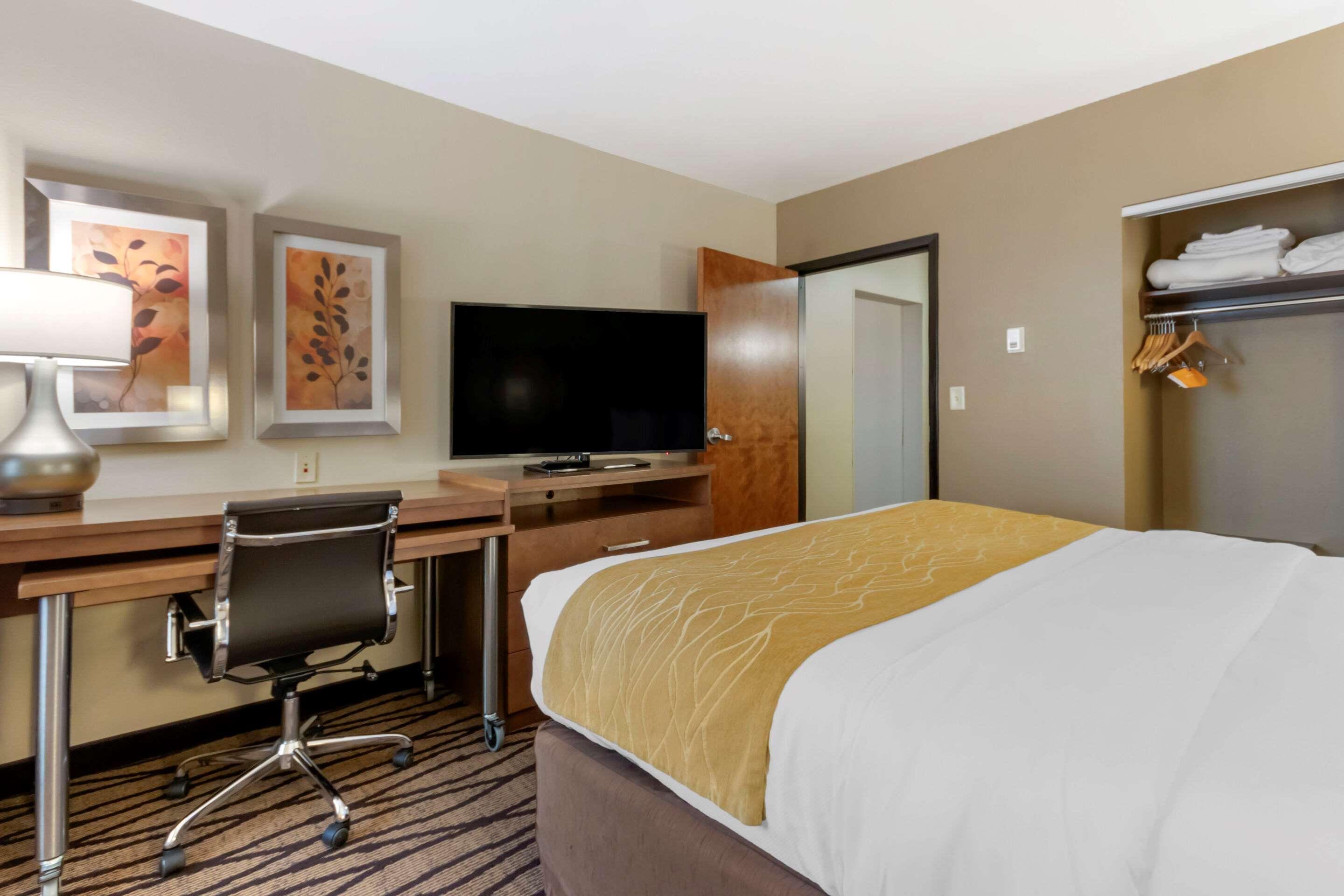 Hotel Comfort & Market - Airport