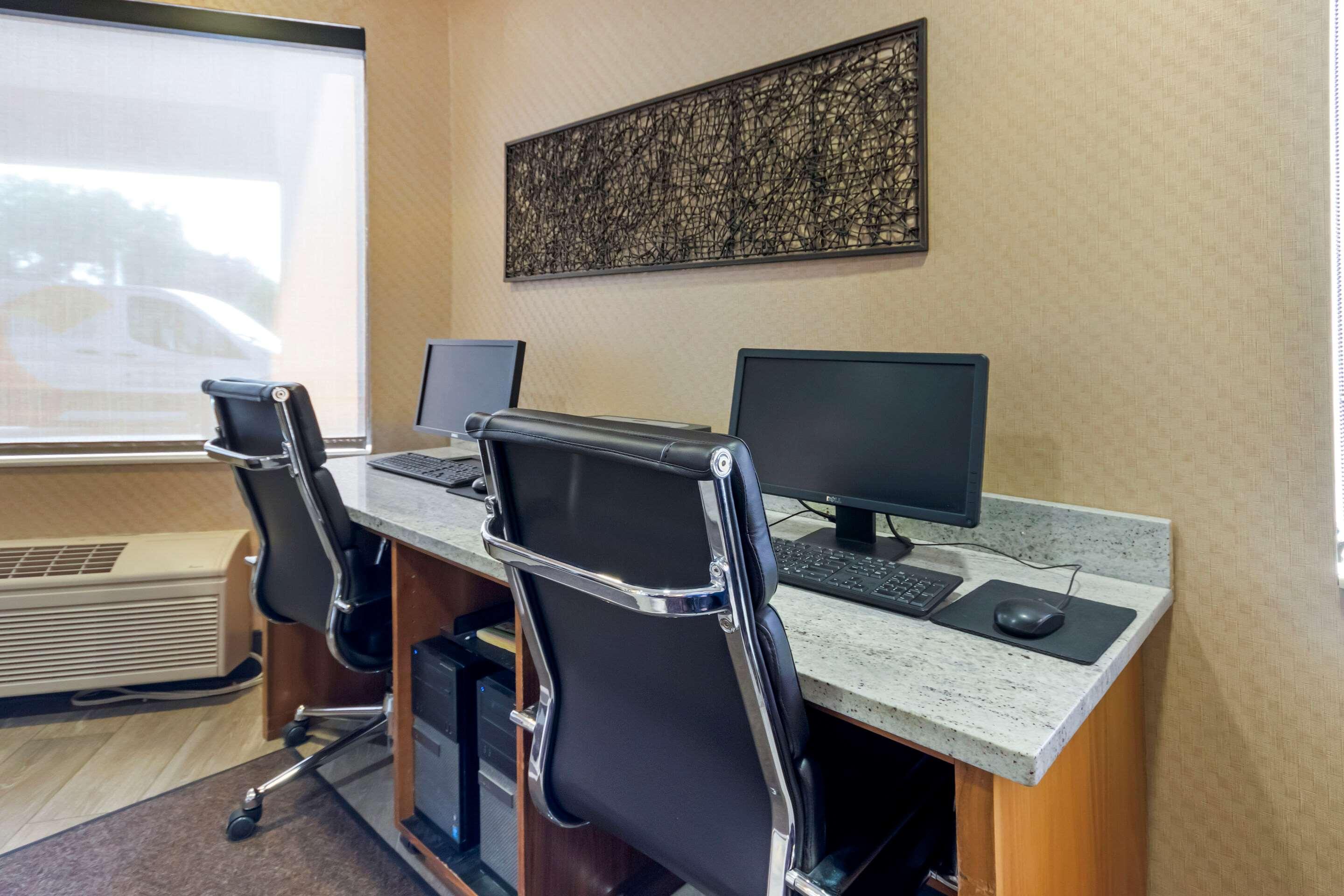 Comfort & Market - Airport Hotel 3*