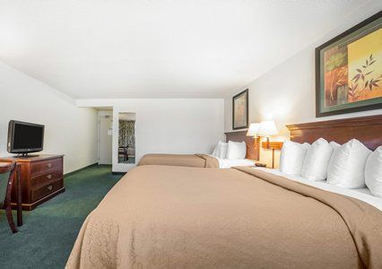 Baymont By Wyndham Center Hotel