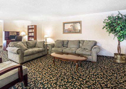 Baymont By Wyndham Center Hotel