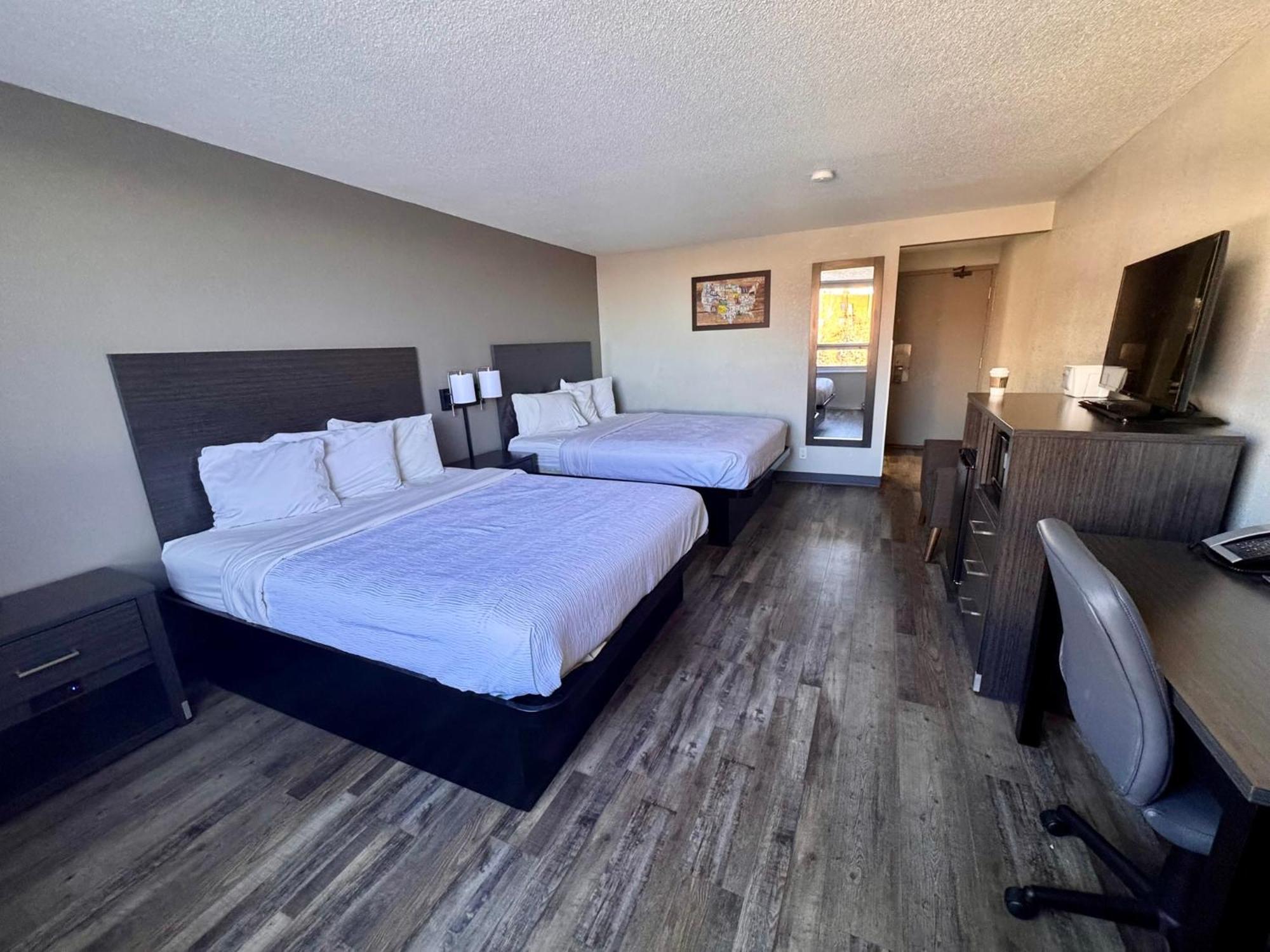 Baymont By Wyndham Center Hotel