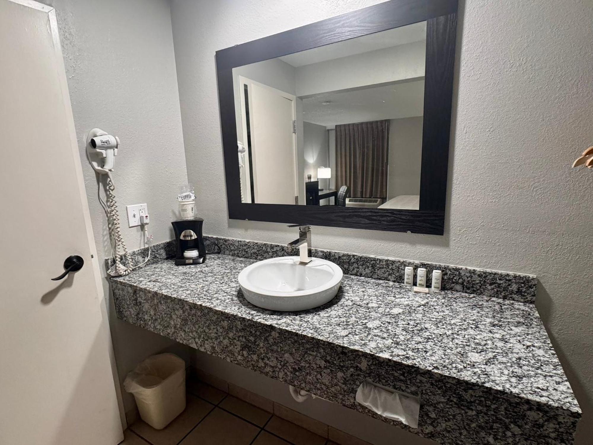 Hotel Baymont By Wyndham Center Great Falls