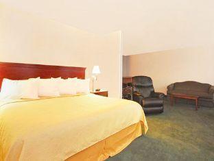 Baymont By Wyndham Center Hotel